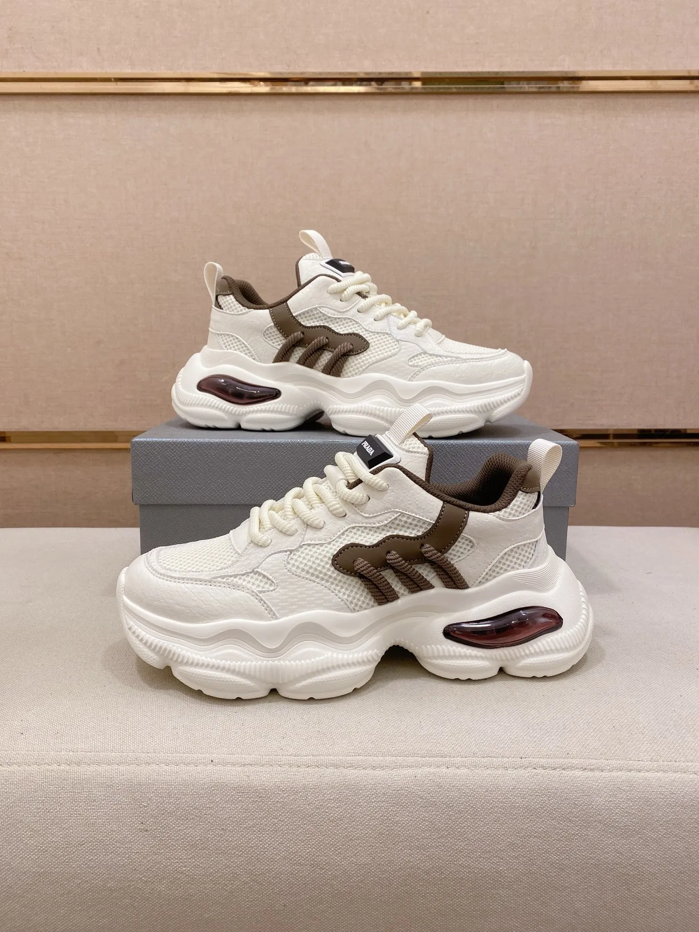 Men's shoes 💰: 462💰 [Prada～Prada] Trendy new styles are on the market. Same style as the official website. Counter quality. Original version. [Strong] [Strong] Imported selected first-layer cowhide. Comfortable and breathable sheepskin lining, fine workmanship, upper layer made of 100% pure cowhide, original last shape, comfortable on the feet, shoe sizes 38 to 44
